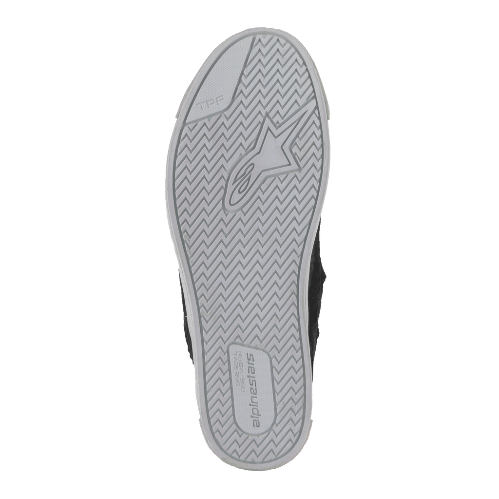 Alpinestars Stated schoenen, onderaanzicht van de zool, lichtgrijs gevulkaniseerd rubber met visgraat-tractiepatroon, voorzien van Alpinestars sterlogo en TPF-branding, detail van een stedelijke motorrijschoen