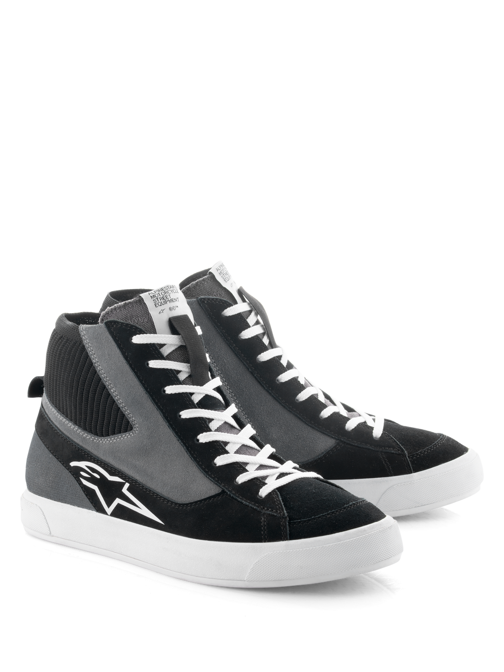 Alpinestars Stated schoenen, motorrijschoenen, zwart, grijs en wit, retro op skate geïnspireerd high-top ontwerp met witte veters en gevulkaniseerde rubberen zool, voorzien van het Alpinestars-logo op de zijkant en een combinatie van suède en canvas materialen.