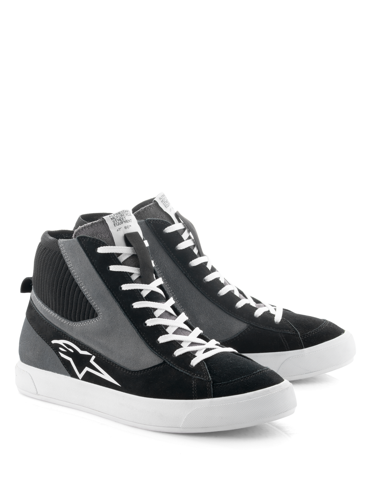Alpinestars Stated schoenen, motorrijschoenen, zwart, grijs en wit, retro op skate geïnspireerd high-top ontwerp met witte veters en gevulkaniseerde rubberen zool, voorzien van het Alpinestars-logo op de zijkant en een combinatie van suède en canvas materialen.
