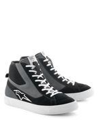 Alpinestars Stated schoenen, motorrijschoenen, zwart, grijs en wit, retro op skate geïnspireerd high-top ontwerp met witte veters en gevulkaniseerde rubberen zool, voorzien van het Alpinestars-logo op de zijkant en een combinatie van suède en canvas materialen.