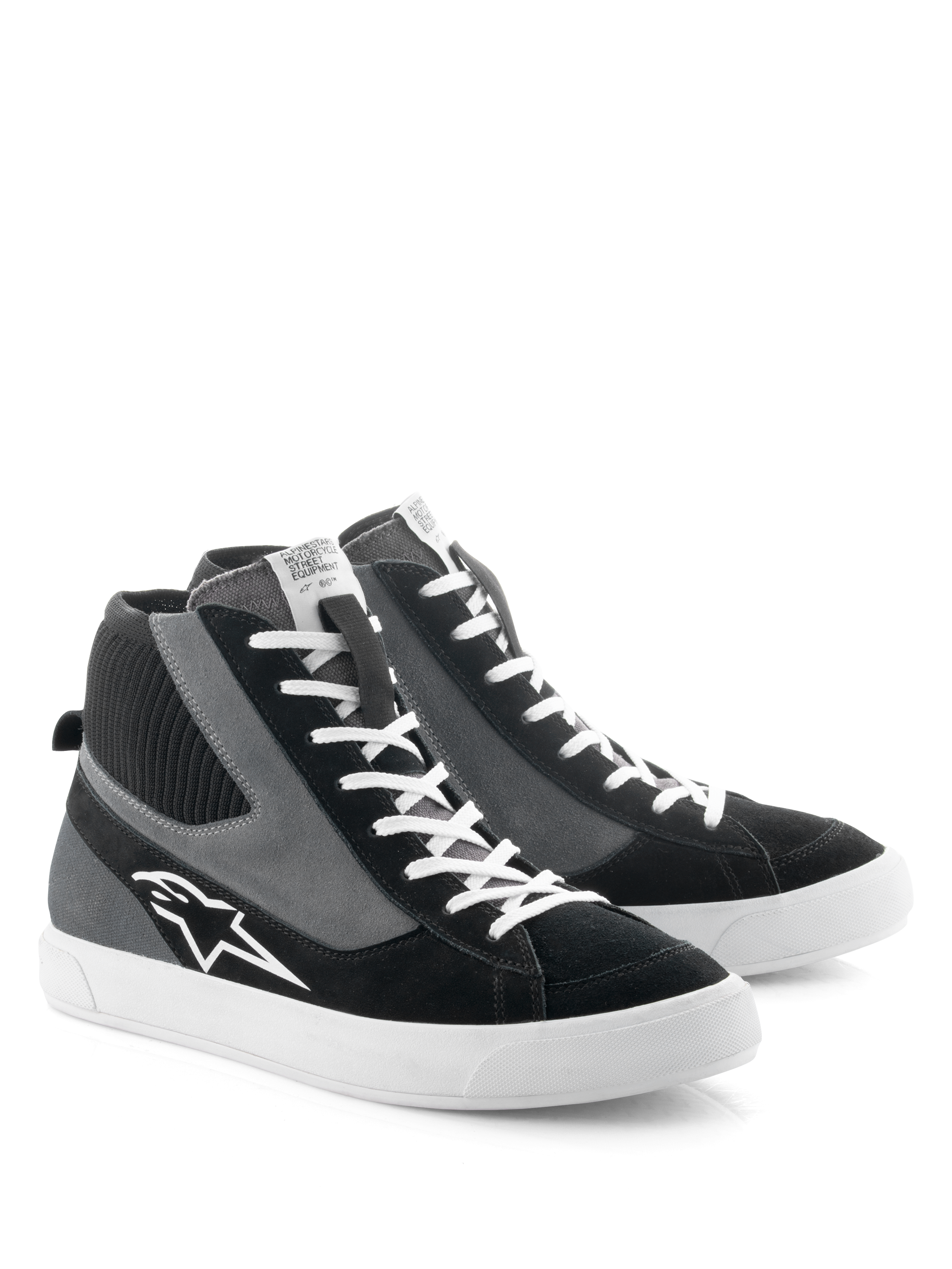 Alpinestars Stated schoenen, motorrijschoenen, zwart, grijs en wit, retro op skate geïnspireerd high-top ontwerp met witte veters en gevulkaniseerde rubberen zool, voorzien van het Alpinestars-logo op de zijkant en een combinatie van suède en canvas materialen.
