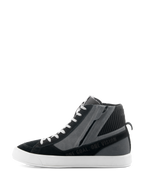 Alpinestars Stated Shoes, zwart, grijs en witte urban motorschoenen, zijprofiel met high-top sneakerontwerp, zijrits, witte gevulkaniseerde zool en "ONE GOAL. ONE VISION" tekst.