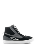 Alpinestars Stated Shoes, hoge motorrijschoenen, zwart, grijs en wit, voorzien van een wit sterlogo, witte gevulkaniseerde rubberen zool, geribbelde gebreide enkelkraag en witte veters, urban streetstyle