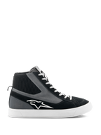 Alpinestars Stated Shoes, hoge motorrijschoenen, zwart, grijs en wit, voorzien van een wit sterlogo, witte gevulkaniseerde rubberen zool, geribbelde gebreide enkelkraag en witte veters, urban streetstyle