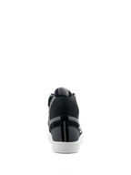Alpinestars Stated Shoes, urban motorschoenen, Black Gray White, achteraanzicht met witte gevulkaniseerde zool, grijs suède en canvas bovenwerk, zwarte gebreide enkelkraag met "AST63" branding en verticaal wit zigzagstiksel op de hiel.