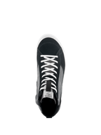 Alpinestars Stated Schoenen, bovenaanzicht van zwart, grijs en witte motorsneaker, met witte veters, bovenwerk van split suède en canvas, witte gevulkaniseerde zool, urban rijschoen