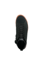 Alpinestars Stated Shoes, bovenaanzicht van urban motorschoen, zwart suède bovenwerk met gumkleurige gevulkaniseerde zool, minimalistisch op skate geïnspireerd ontwerp, klassieke veters en street sneaker styling.