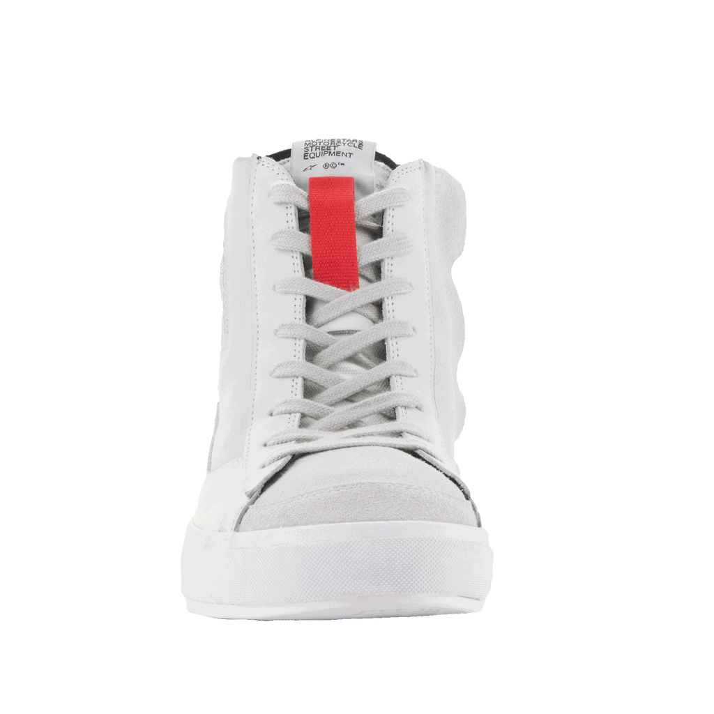 Alpinestars Stated Schoenen, urban motorschoenen, White Cool Gray, vooraanzicht van een hoge sneaker, met een opvallend rood accent op de tong, grijze veters en een witte gevulkaniseerde zool, minimalistisch skate-geïnspireerd ontwerp