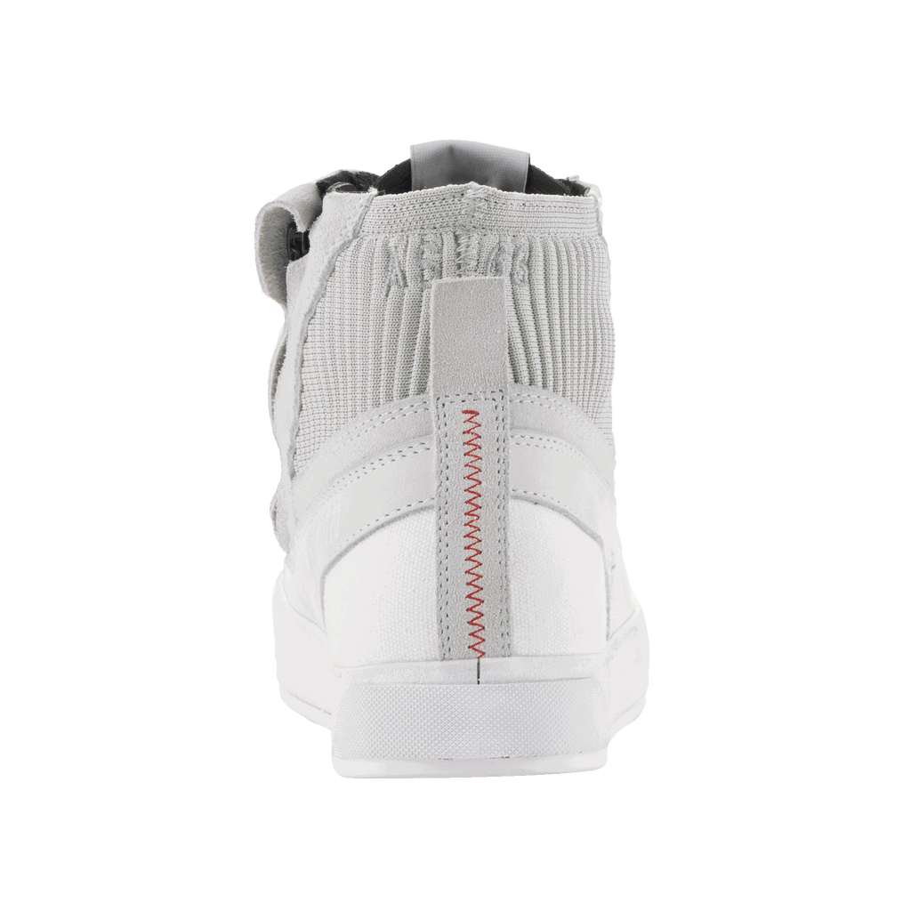 Alpinestars Stated schoenen, motorschoenen, White Cool Gray, achteraanzicht met rode zigzag-stiksels op de hiel, gebreide mesh enkelkraag en witte gevulkaniseerde zool, urban sneaker-ontwerp