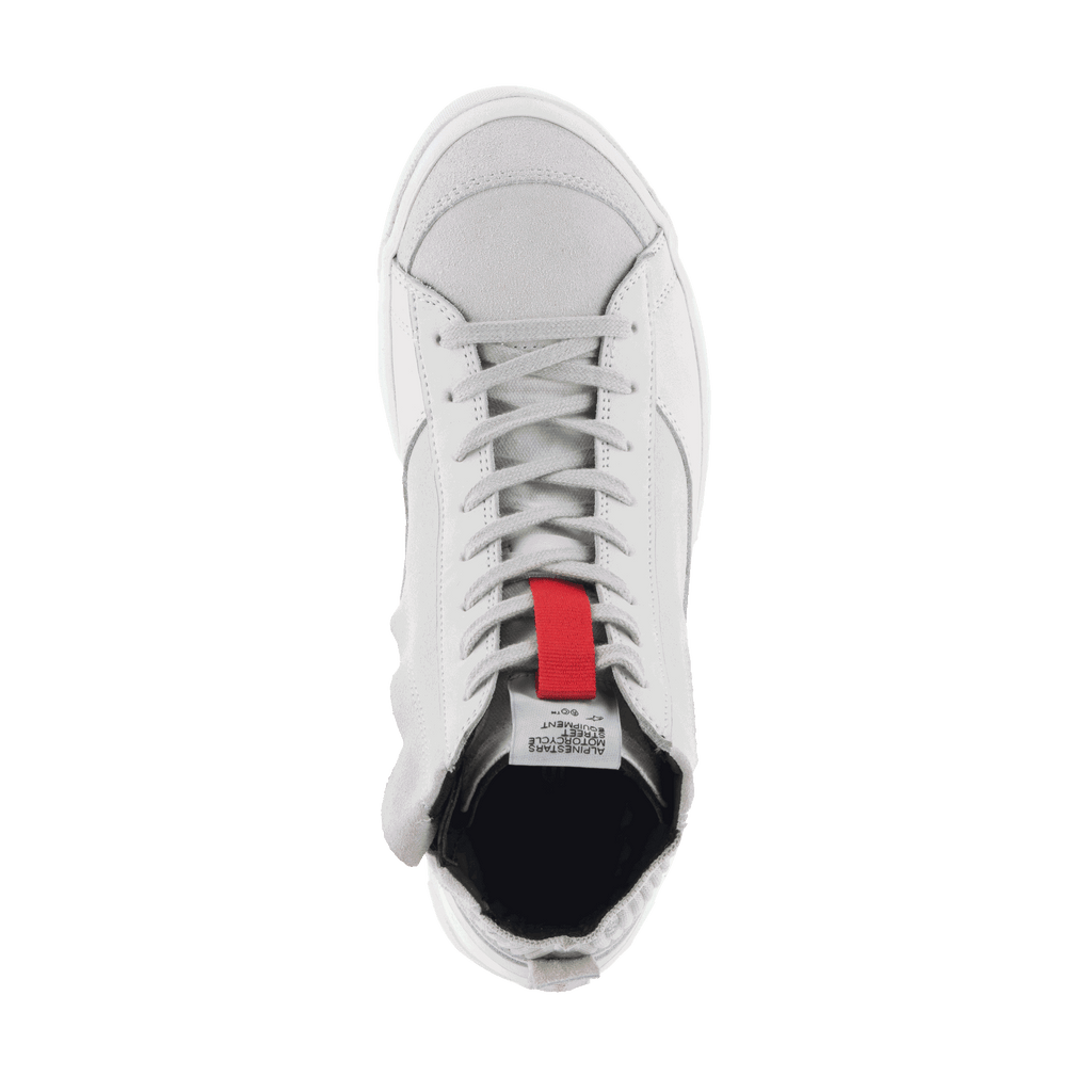 Alpinestars Stated schoenen, urban motorschoenen, White Cool Gray, bovenaanzicht met suède neus en klassieke vetersluiting, met een rood accent op de tong, retro op skate geïnspireerd motorsneaker ontwerp