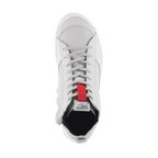Alpinestars Stated schoenen, urban motorschoenen, White Cool Gray, bovenaanzicht met suède neus en klassieke vetersluiting, met een rood accent op de tong, retro op skate geïnspireerd motorsneaker ontwerp