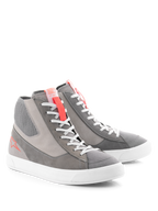 Alpinestars Stated Schoenen, urban motorschoenen, lichtgrijs, fluo rood en wit, retro street sneaker design met een witte gevulkaniseerde zool, suède en canvas panelen, met fluo rode accenten op de tong en het logo aan de zijkant.
