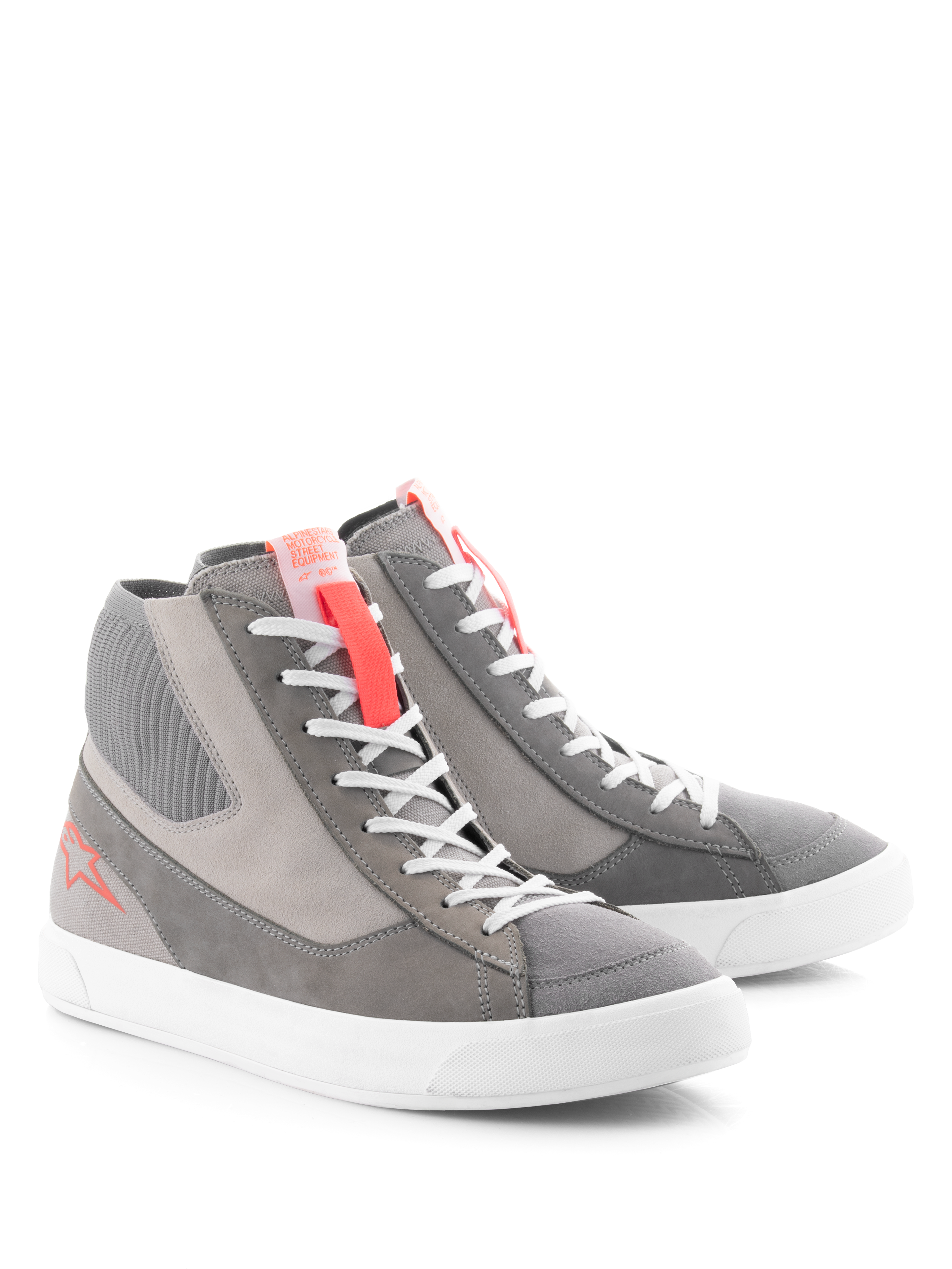 Alpinestars Stated Schoenen, urban motorschoenen, lichtgrijs, fluo rood en wit, retro street sneaker design met een witte gevulkaniseerde zool, suède en canvas panelen, met fluo rode accenten op de tong en het logo aan de zijkant.