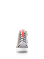 Alpinestars Stated Shoes, motorfietsschoenen, lichtgrijs, fluo rood en wit, vooraanzicht met witte veters, een fluo rood lipje op de tong en een witte gevulkaniseerde zool, retro straatsneakerstijl