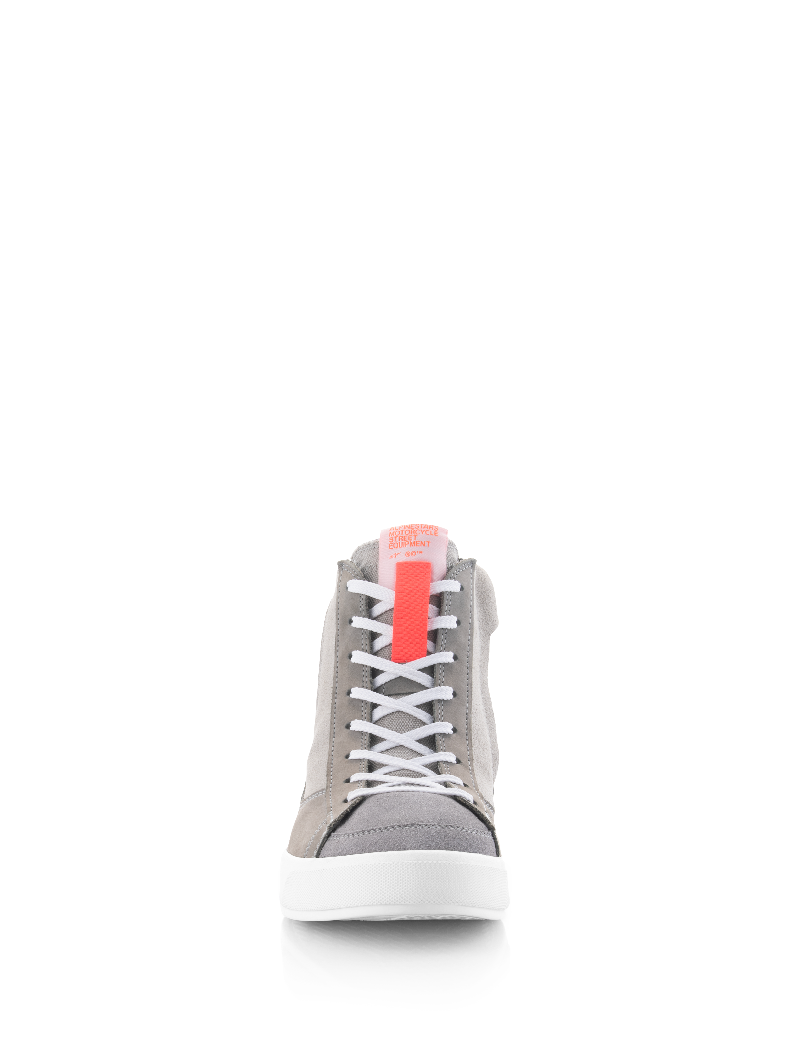 Alpinestars Stated Shoes, motorfietsschoenen, lichtgrijs, fluo rood en wit, vooraanzicht met witte veters, een fluo rood lipje op de tong en een witte gevulkaniseerde zool, retro straatsneakerstijl