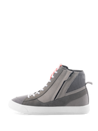 Alpinestars Stated Schoenen, urban motorschoenen in lichtgrijs, fluo rood en wit, hoog retro sneakerontwerp met bovenwerk van grijs suède en canvas, zijritssluiting en witte gevulkaniseerde zool