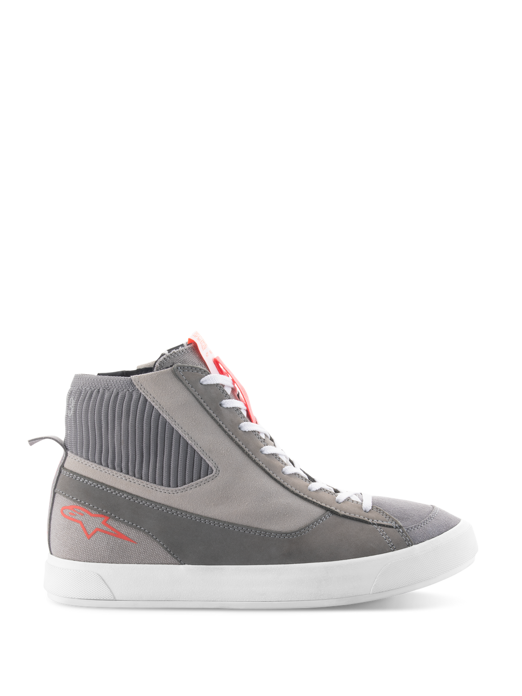 Alpinestars Stated Shoes, hoge motorschoenen, lichtgrijs en fluo rood, voorzien van een geribbelde gebreide enkelkraag, witte gevulkaniseerde zool, rood sterlogo op de hiel en gespleten suède neus, modern urban streetwear-ontwerp