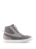 Alpinestars Stated Shoes, hoge motorschoenen, lichtgrijs en fluo rood, voorzien van een geribbelde gebreide enkelkraag, witte gevulkaniseerde zool, rood sterlogo op de hiel en gespleten suède neus, modern urban streetwear-ontwerp