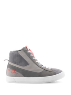 Alpinestars Stated Shoes, hoge motorschoenen, lichtgrijs en fluo rood, voorzien van een geribbelde gebreide enkelkraag, witte gevulkaniseerde zool, rood sterlogo op de hiel en gespleten suède neus, modern urban streetwear-ontwerp