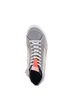 Alpinestars Stated Shoes, lichtgrijze motorsneakers, bovenaanzicht met witte veters en een felrode fluo treklus, urban streetstyle met suède en nubuck materialen, witte gevulkaniseerde zoolrand