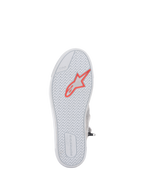 Alpinestars Stated Shoes, urban motorrijdschoenen, lichtgrijs en wit, onderaanzicht van de gevulkaniseerde rubberen zool met een fluo rood sterlogo, visgraatprofiel voor grip, TPF-markering en Alpinestars branding op de hiel