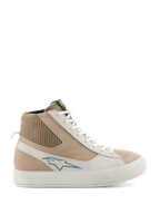 Alpinestars Stella Stated Podium damesschoenen, hoge motorsneakers, wit en lichtgrijs, beige suède en leren bovenwerk, blauw Alpinestars logo, geribbelde gebreide enkelkraag, dikke witte gevulkaniseerde zool, retro skate-stijl