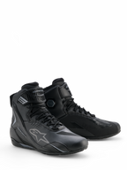 Alpinestars Faster-4 Drystar® schoenen, Black Cool Gray motorrijschoenen, hoog model met vetersluiting en verstelbare enkelband, voorzien van het iconische ster-logo en Drystar-branding, duurzaam en waterdicht sportief schoeisel