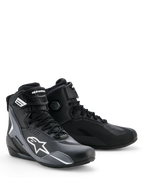 Alpinestars Faster-4 Drystar® schoenen, motorschoenen, zwart, Cool Gray en wit, strak design met wit Astars-logo, vetersluiting met klittenband enkelband, waterdichte Drystar®-technologie en versterkte panelen voor bescherming tijdens sportief rijden.