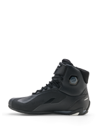 Alpinestars Faster-4 Drystar® schoenen, motorschoenen, zwart cool gray wit, zijaanzicht met waterdichte constructie, vetersluiting met klittenbandstrap en geïntegreerde enkelbescherming.