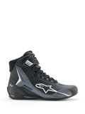 Alpinestars Faster-4 Drystar schoenen, motorschoenen, zwart, koel grijs en wit, zijaanzicht met wit Astars-logo, hoog model met versterkte beschermingspanelen, vetersluiting met enkelband, moderne sportieve stijl