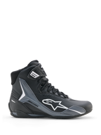 Alpinestars Faster-4 Drystar schoenen, motorschoenen, zwart, koel grijs en wit, zijaanzicht met wit Astars-logo, hoog model met versterkte beschermingspanelen, vetersluiting met enkelband, moderne sportieve stijl