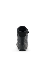 Alpinestars Faster-4 Drystar® schoenen, motorrijschoenen, zwart, koelgrijs en wit, achteraanzicht met gevoerde kraag, versterkte hiel met reflecterende accenten en getextureerde rubberen zool voor sportieve prestaties.
