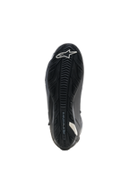 Alpinestars Faster-4 Drystar schoenen, motorrijschoenen, zwart, zicht op de zool met versterkte rubberen buitenzool en getextureerde grip, wit sterlogo bij de neus en Alpinestars-branding, ontworpen voor stabiliteit en grip op de voetsteunen.