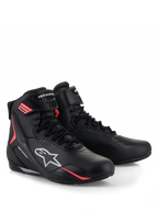 Alpinestars Stella Faster-4 Drystar® schoenen, dames motorschoenen, zwart grijs en koraal fluo, voorzien van waterdichte Drystar®-technologie, vetersluiting met stevige klittenbandsluiting, en opvallende koraalrode accenten met witte Alpinestars-branding