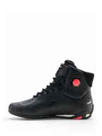 Alpinestars Stella Faster-4 Drystar® schoenen, dames motorschoenen, zwart en koraalrood fluo, zijaanzicht met naadloos bovenwerk van microvezel, vetersluiting en koraalkleurig enkelbeschermingsdetail