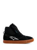 Alpinestars Stated Waterproof schoenen, zwarte hoge motorsneakers, suède en gebreide constructie, wit Alpinestars-logo, gespikkelde bruine gevulkaniseerde zool, urban motorschoeisel, modern skate-geïnspireerd ontwerp