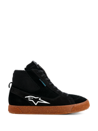 Alpinestars Stated Waterproof schoenen, zwarte hoge motorsneakers, suède en gebreide constructie, wit Alpinestars-logo, gespikkelde bruine gevulkaniseerde zool, urban motorschoeisel, modern skate-geïnspireerd ontwerp
