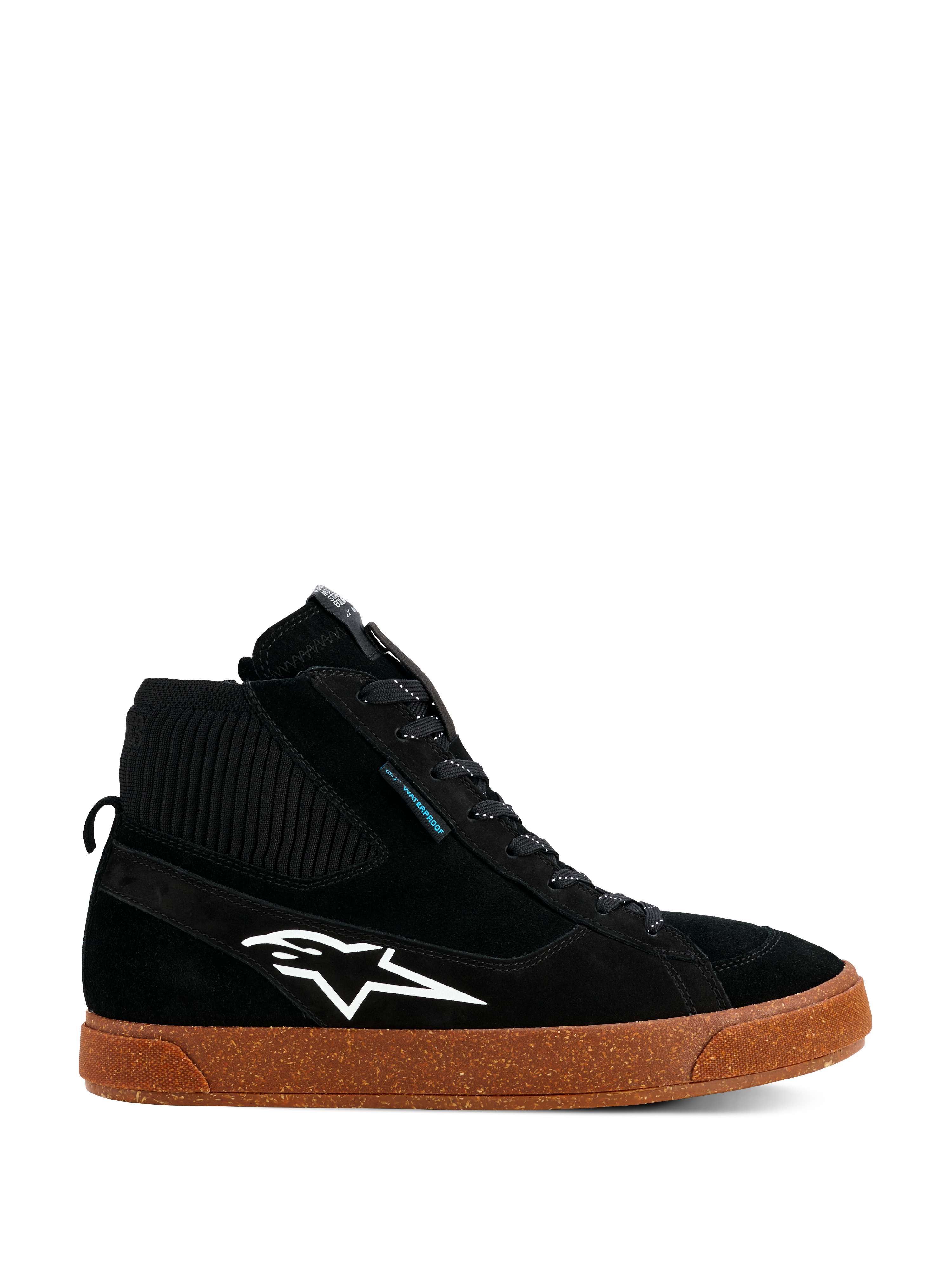Alpinestars Stated Waterproof schoenen, zwarte hoge motorsneakers, suède en gebreide constructie, wit Alpinestars-logo, gespikkelde bruine gevulkaniseerde zool, urban motorschoeisel, modern skate-geïnspireerd ontwerp
