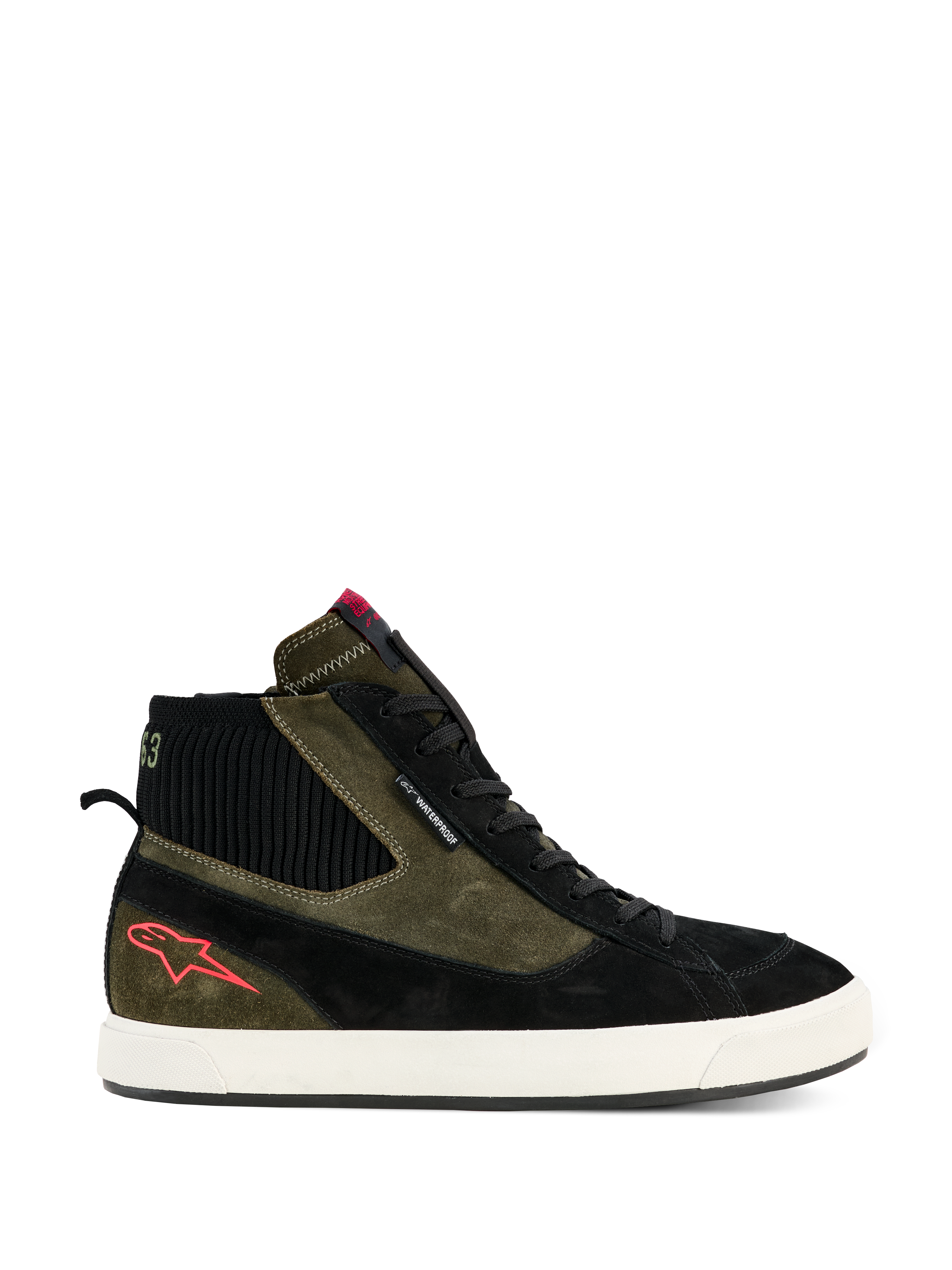 Alpinestars Stated Waterproof Shoes, hoge motor sneakers, olijfgroen en zwart suède constructie, gebroken witte gevulkaniseerde rubberen zool, rood sterlogo op de hiel, zwarte geribbelde enkelkraag, urban street-inspired design