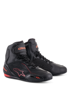 Alpinestars Faster-3 Drystar® schoenen, motorschoenen, zwart en fluoriserend rood, met een hoog model, vetersluiting en enkelband, microfiber constructie met fluoriserend rode branding en accenten.