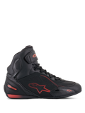Alpinestars Faster-3 Drystar schoenen, motorschoenen in zwart en fluo rood, zijaanzicht, hoog sneakermodel met lichtgewicht microfiber chassis, waterdicht Drystar-membraan, rood sterlogo en branding, klittenbandsluiting bij de enkel en geperforeerde details voor ademend vermogen.