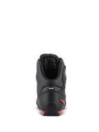 Alpinestars Faster-3 Drystar® schoenen, motorschoenen, achteraanzicht met de hiel en enkel, zwart microfiber met fluo rode accenten, reflecterende strip voor zichtbaarheid, sportief geïnspireerd beschermend schoeisel voor weg- en stadsgebruik.