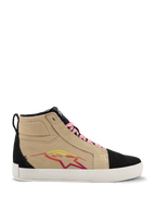 Alpinestars Ride-63 Canvas Shoes, hoge sneakers, beige en zwart, roze veters, witte zool, meerkleurig sterlogo in rood en geel, suède-achtige textuur, casual motorsport-geïnspireerd schoeisel