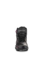 Alpinestars Stella Faster-3 Drystar® damesschoenen, motorschoenen, zwart, donkergrijs en fuchsia, vooraanzicht met vetersluiting, enkelbandje met zilverkleurig logo, roze accenten op een vrouwelijk profiel