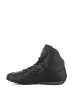 Alpinestars Stella Faster-3 Drystar® damesschoenen, zwart en donkergrijs, waterdichte motorrijschoenen, zijaanzicht met een duurzaam chassis van microvezel, vetersluiting met enkelband en een Alpinestars-logo in reliëf.