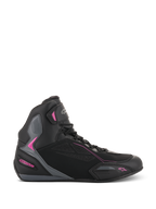 Alpinestars Stella Faster-3 Drystar damesschoenen, motor sneakers, zwart met donkergrijze en fuchsia roze accenten, zijprofiel met een hoog silhouet, vetersluiting met klittenband enkelband en versterkte beschermingspanelen.
