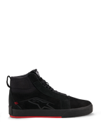 Alpinestars Ride-63 Leather Shoes, urban motorschoenen, zwart en felrood, op skatewear geïnspireerd high-top profiel, bovenwerk van premium leer en nubuck, zwarte gevulkaniseerde zool met felrode onderkant, subtiel logo op de zijkant, casual motor-streetwear