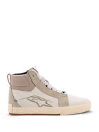Alpinestars Ride-63 lederen schoenen, stedelijke motorschoenen, off-white en koelgrijs met gumzool, hoog model met leren en suède panelen, voorzien van Alpinestars sterlogo op de zijkant en een getextureerde gevulkaniseerde rubberen buitenzool.