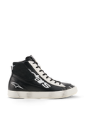 Alpinestars Stated Flair Shoes, urban motorschoenen, zwart en wit, hoge leren constructie met groot wit logo op de zijkant, wit geperforeerd veterpaneel, laterale ritssluiting en een witte rubberen zool met een vintage versleten patina