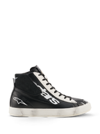 Alpinestars Stated Flair Shoes, urban motorschoenen, zwart en wit, hoge leren constructie met groot wit logo op de zijkant, wit geperforeerd veterpaneel, laterale ritssluiting en een witte rubberen zool met een vintage versleten patina